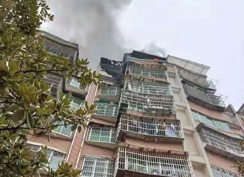 貴陽民房頂層突發大火，活動板房濃煙沖天